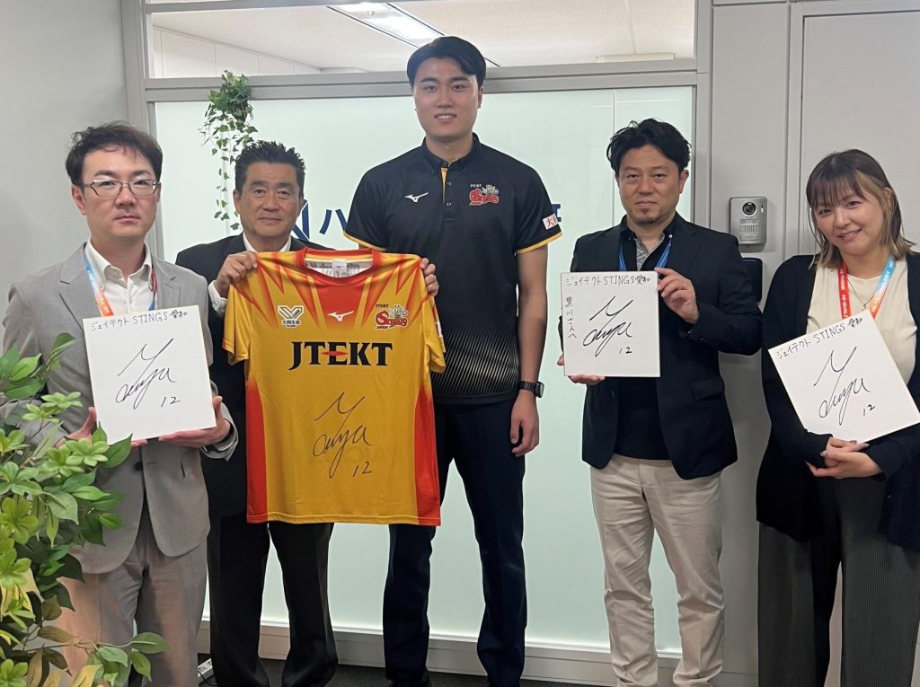 社員と藤原選手